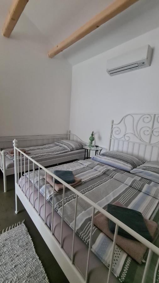La Bobul Apartments Drnholec Esterno foto