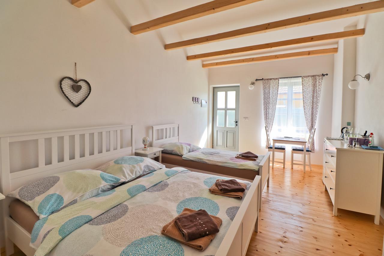La Bobul Apartments Drnholec Esterno foto