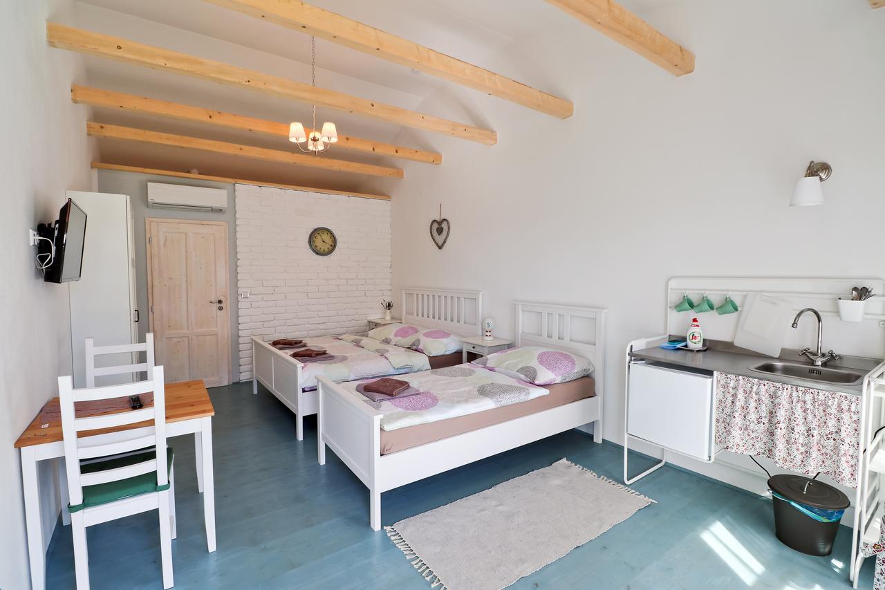 La Bobul Apartments Drnholec Esterno foto
