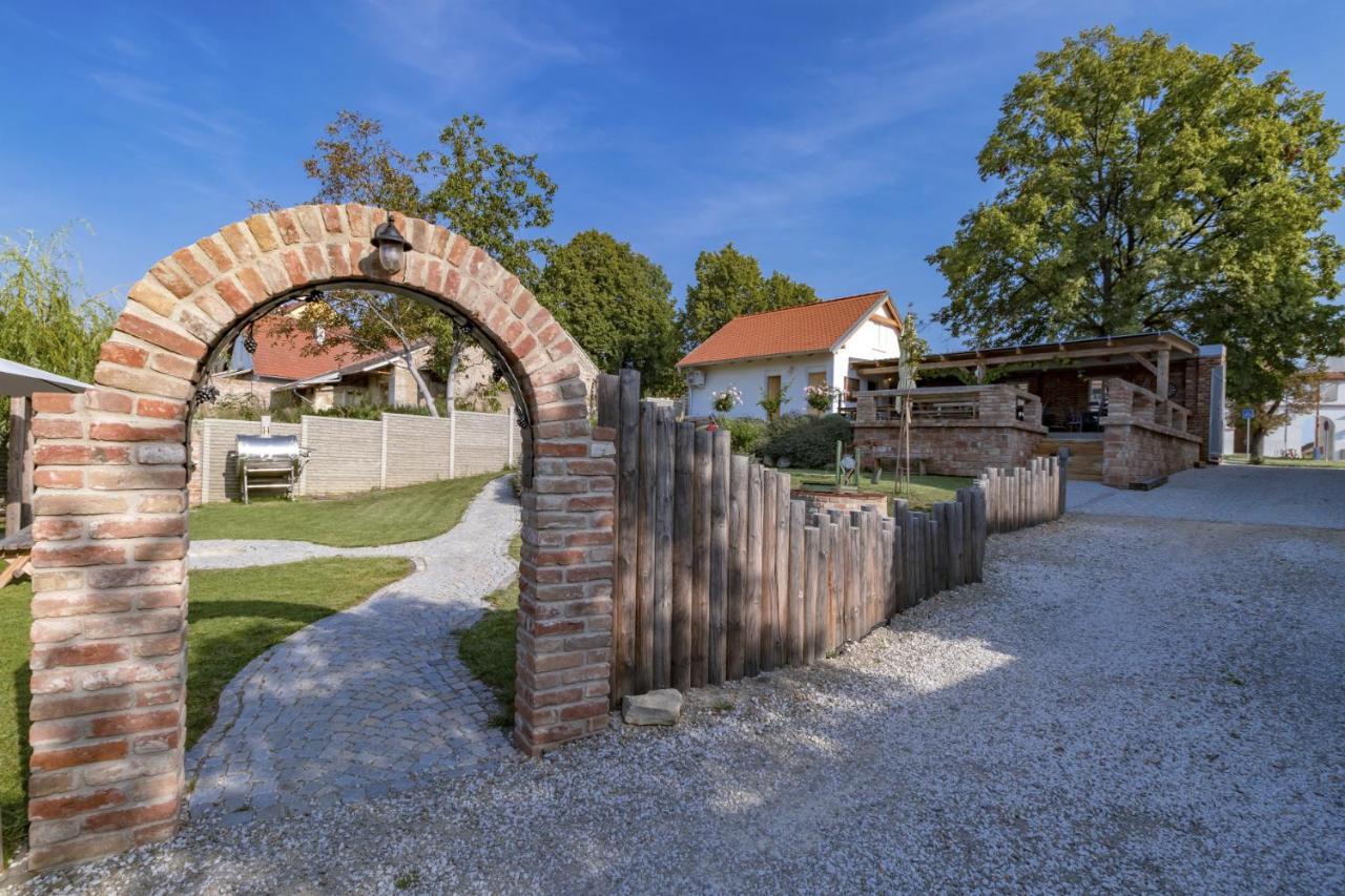 La Bobul Apartments Drnholec Esterno foto