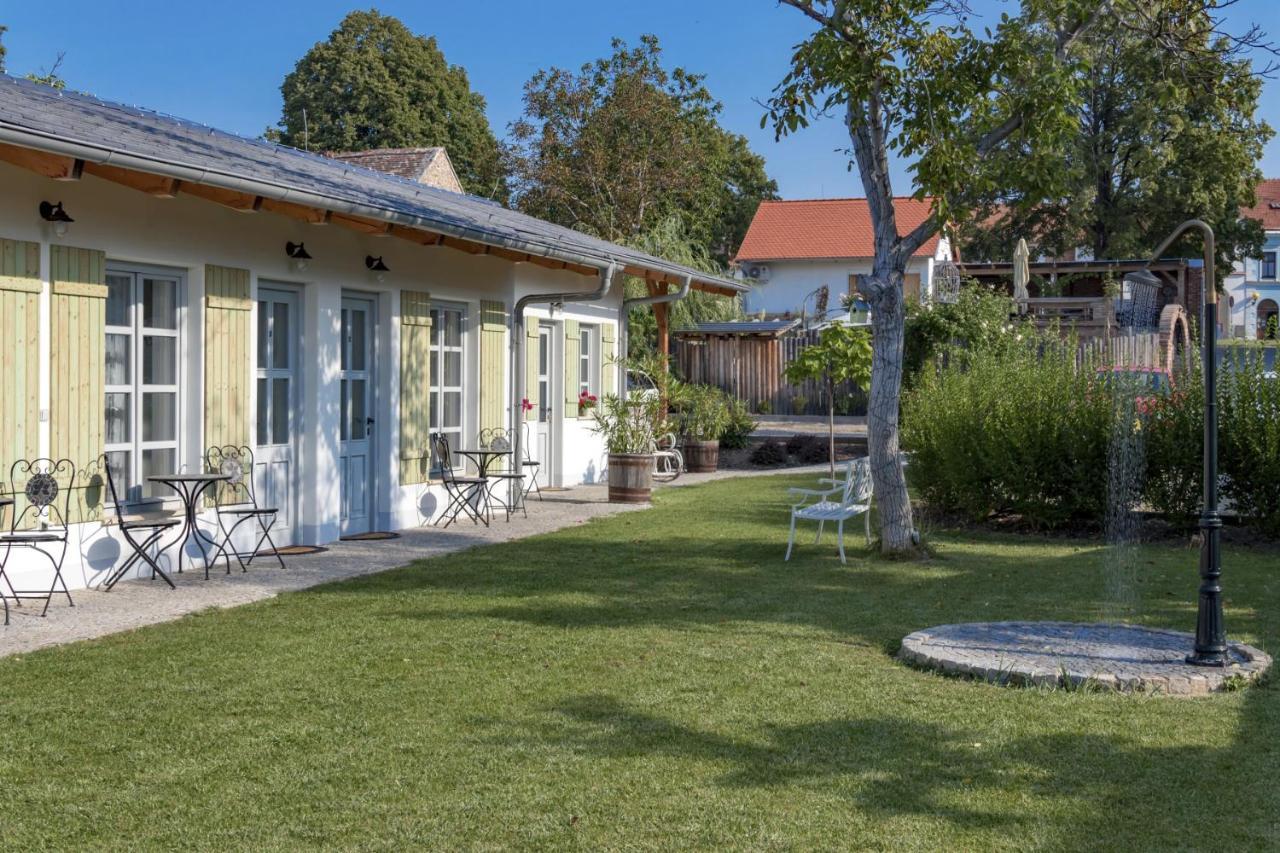 La Bobul Apartments Drnholec Esterno foto
